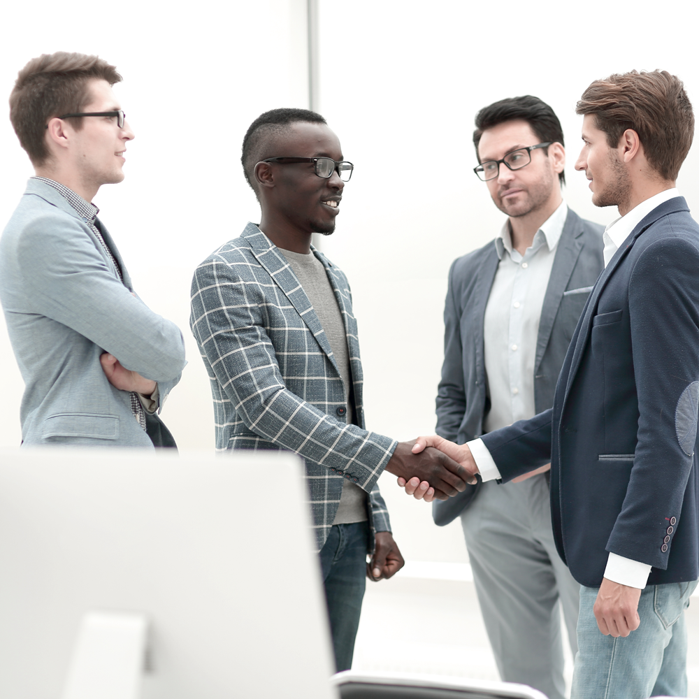 partclose-uphandshake-business-people-office